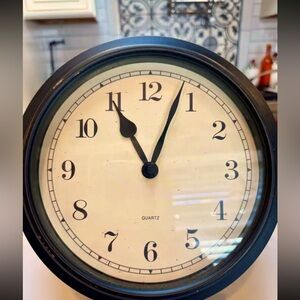 Vintage Classic 
Black Quartz Wall Clock